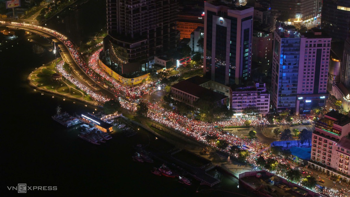 Dòng người, xe nối dài từ cầu Khánh Hội đến đoạn giao Tôn Đức Thắng - Nguyễn Huệ. Ảnh: Thanh Tùng