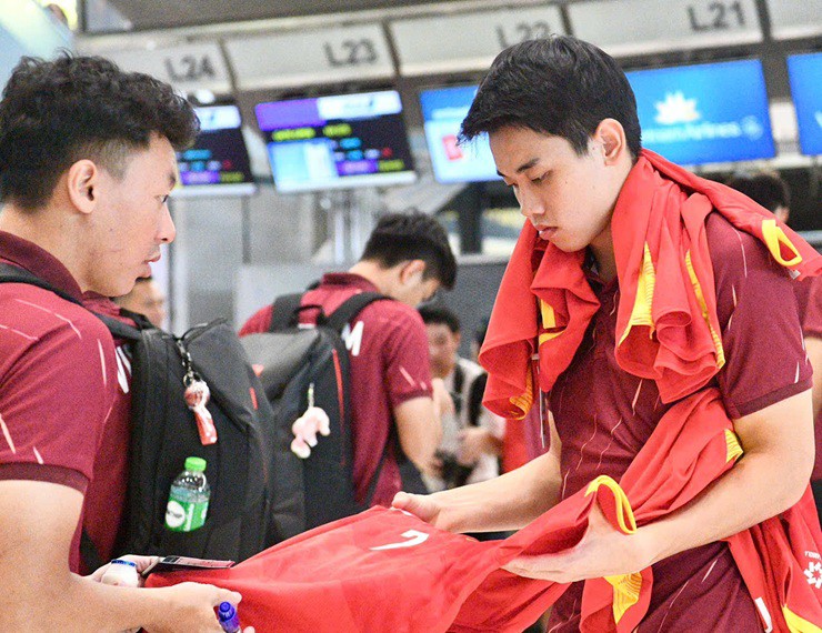 U22 Việt Nam mang HCV SEA Games về nước: Fan đón chào nồng nhiệt - 16