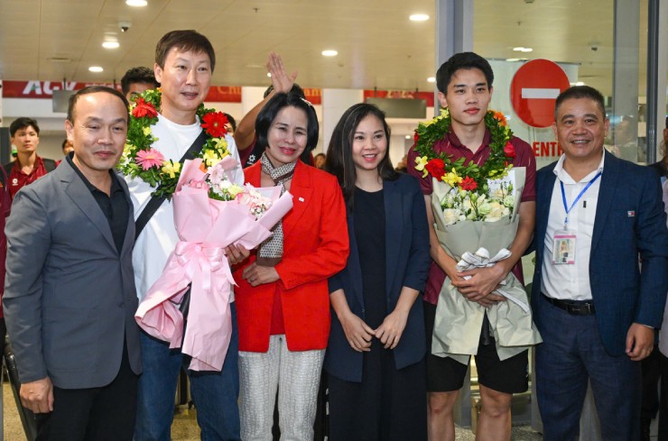 U22 Việt Nam mang HCV SEA Games về nước: Fan đón chào nồng nhiệt - 3