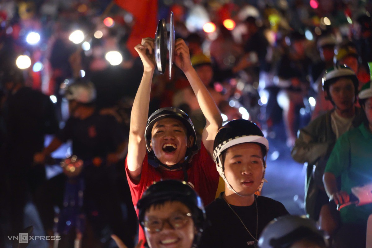 CĐV dùng nắp xoong nồi cổ vũ. Ảnh: Quỳnh Trần