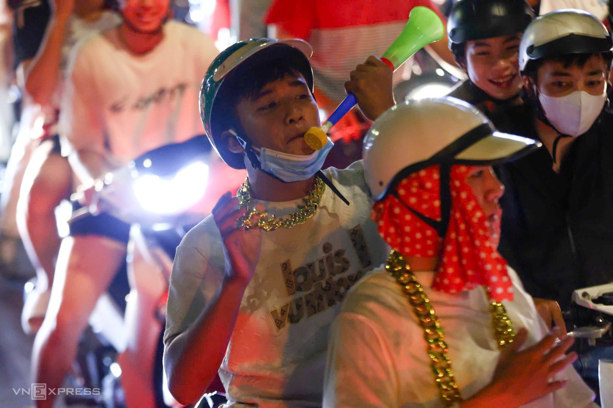 Người hâm mộ thổi kèn ăn mừng. Ảnh: Quỳnh Trần