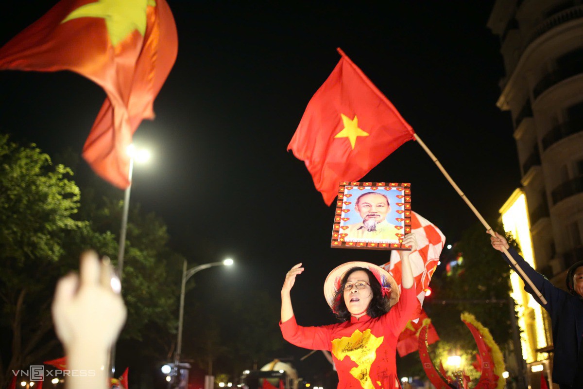 Biển người đổ ra đường mừng Việt Nam thắng Thái Lan - 12