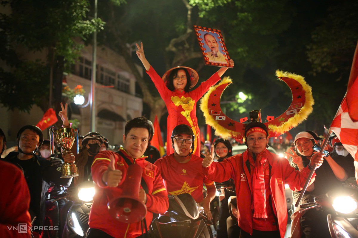 Biển người đổ ra đường mừng Việt Nam thắng Thái Lan - 14