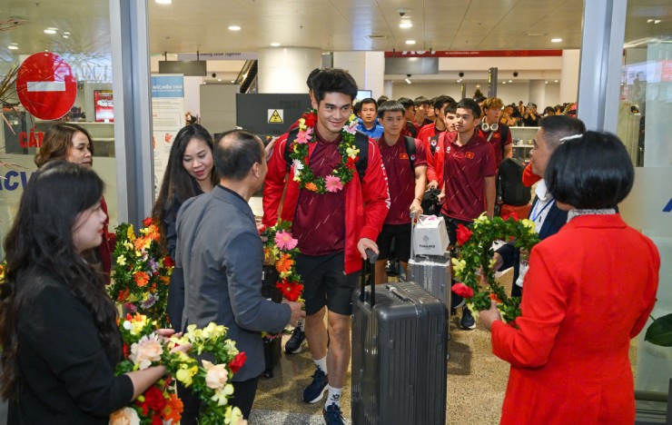 U22 Việt Nam mang HCV SEA Games về nước: Fan đón chào nồng nhiệt - 2