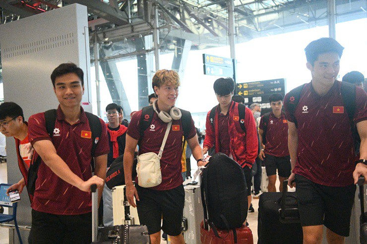 U22 Việt Nam mang HCV SEA Games về nước: Fan đón chào nồng nhiệt - 17