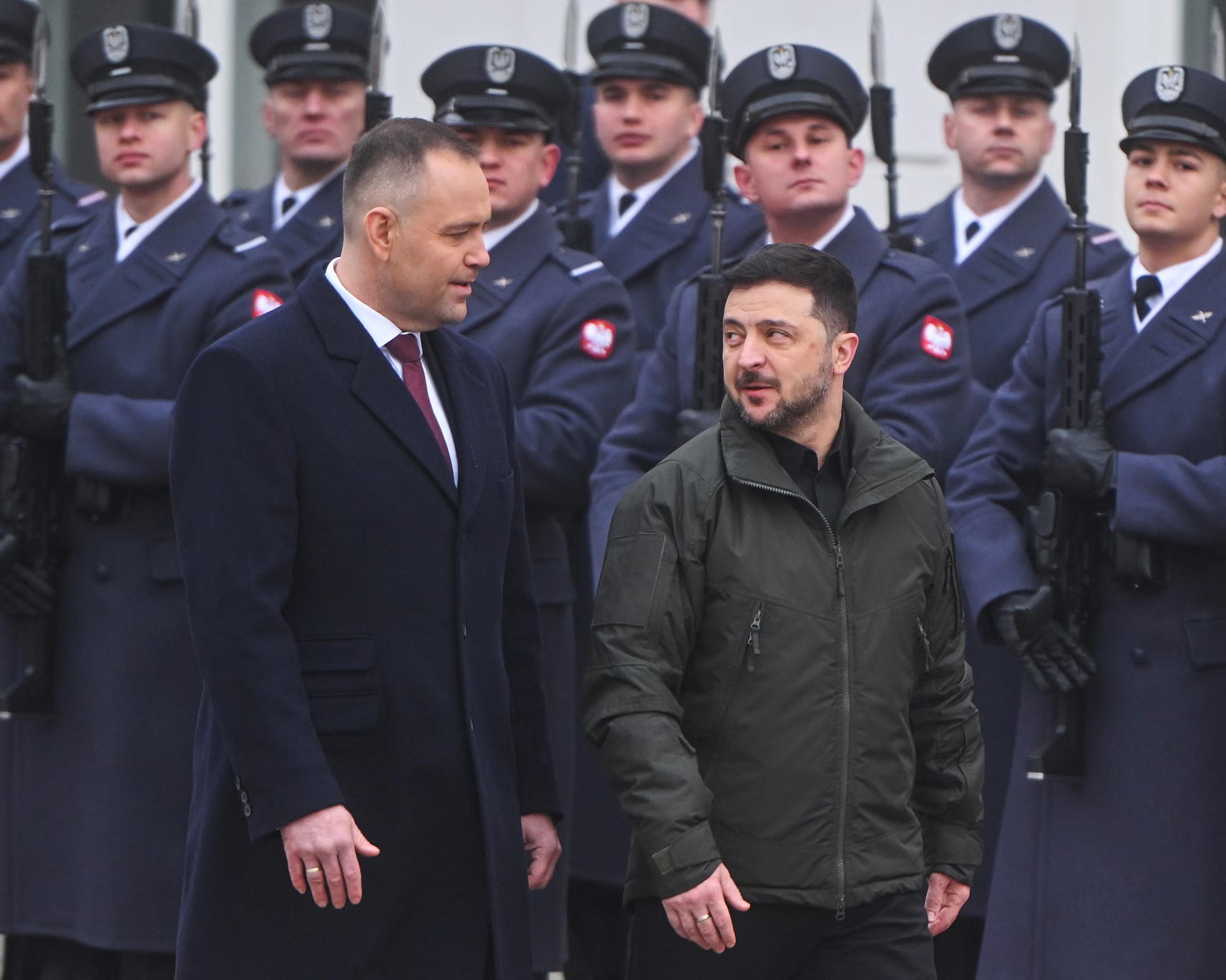 Tổng thống Ba Lan Karol Nawrocki (bên trái) gặp Tổng thống Ukraine Zelensky hôm 19/12 (ảnh: Shutterstock)