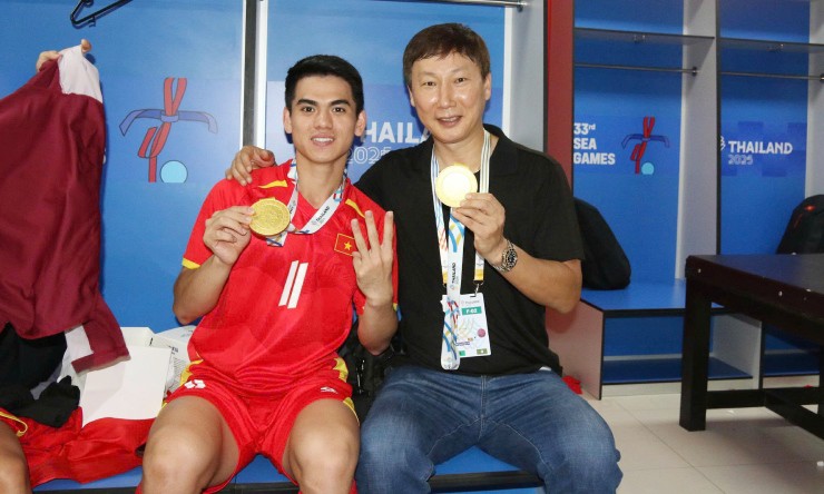 HLV Kim Sang Sik ăn mừng với các cầu thủ U22 Việt Nam sau trận chung kết SEA Games