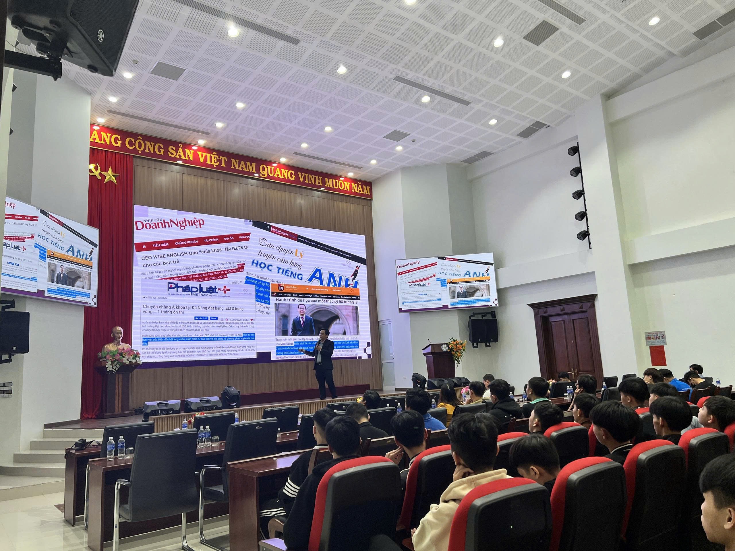 Lưu Minh Hiển chia sẻ cho gần 400 sinh viên tại trường Đại học Sư phạm kỹ thuật Đà Nẵng năm 2023.