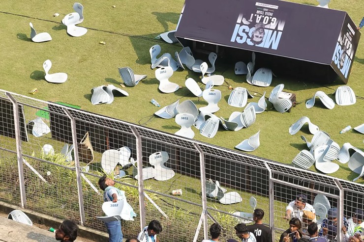 SVĐ Salt Lake ở Kolkata trở lên hỗn loạn khi người hâm mộ tức giận vì Messi chỉ xuất hiện vỏn vẹn 5 phút.