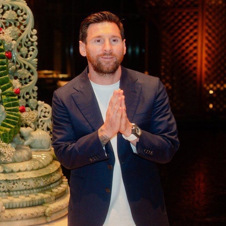 Messi đã đeo chiếc đồng hồ được tặng tại 1 sự kiện