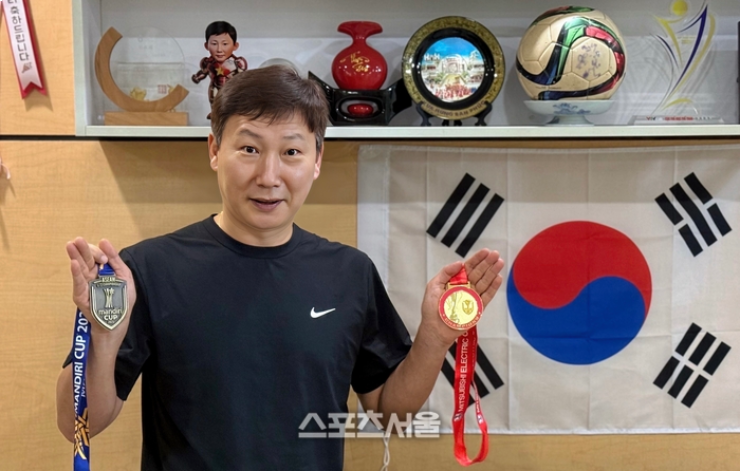 Sau khi vô địch AFF Cup 2024 và U23 Đông Nam Á, HLV Kim Sang Sik đều được nhận HCV nhưng SEA Games 33 thì không