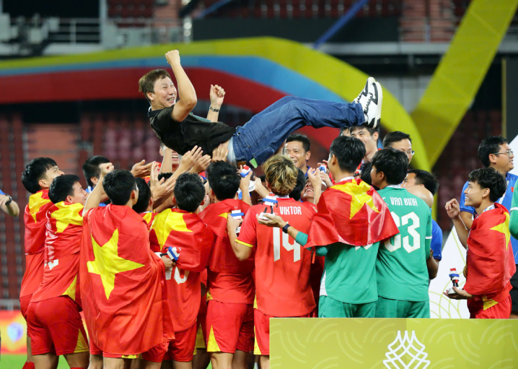 Lập "hattrick" danh hiệu trong năm 2025 cùng các tuyển thủ Việt Nam, HLV Kim Sang Sik quá tài ba