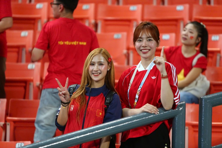 Thanh Thảo và các cổ động viên rạng ngời trên khán đài