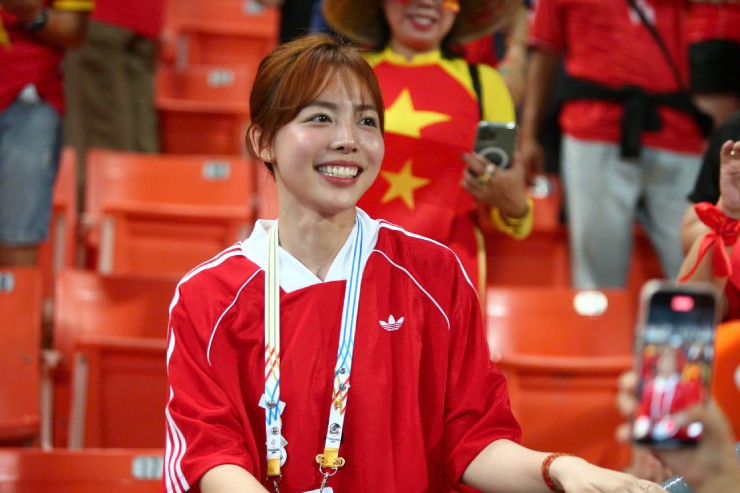 Phí Thanh Thảo lần đầu tới sân vận động, cổ vũ trực tiếp cho đội tuyển bóng đá Việt Nam