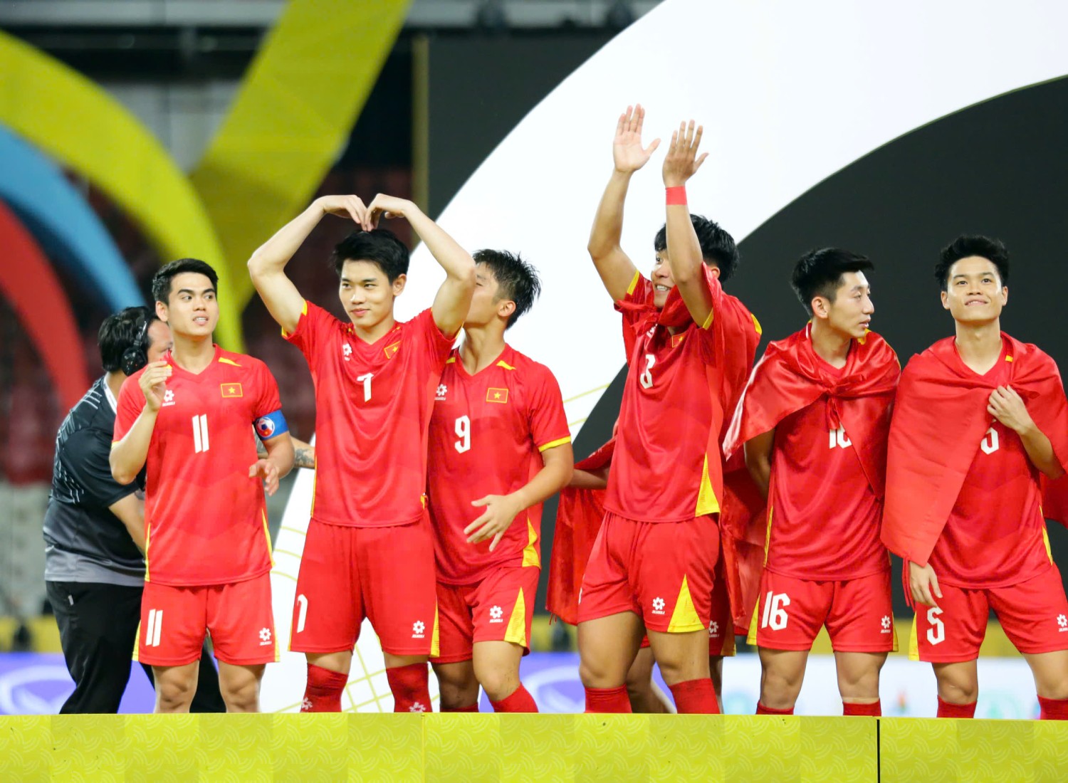 Biểu cảm dễ thương của Đình Bắc và các đồng đội