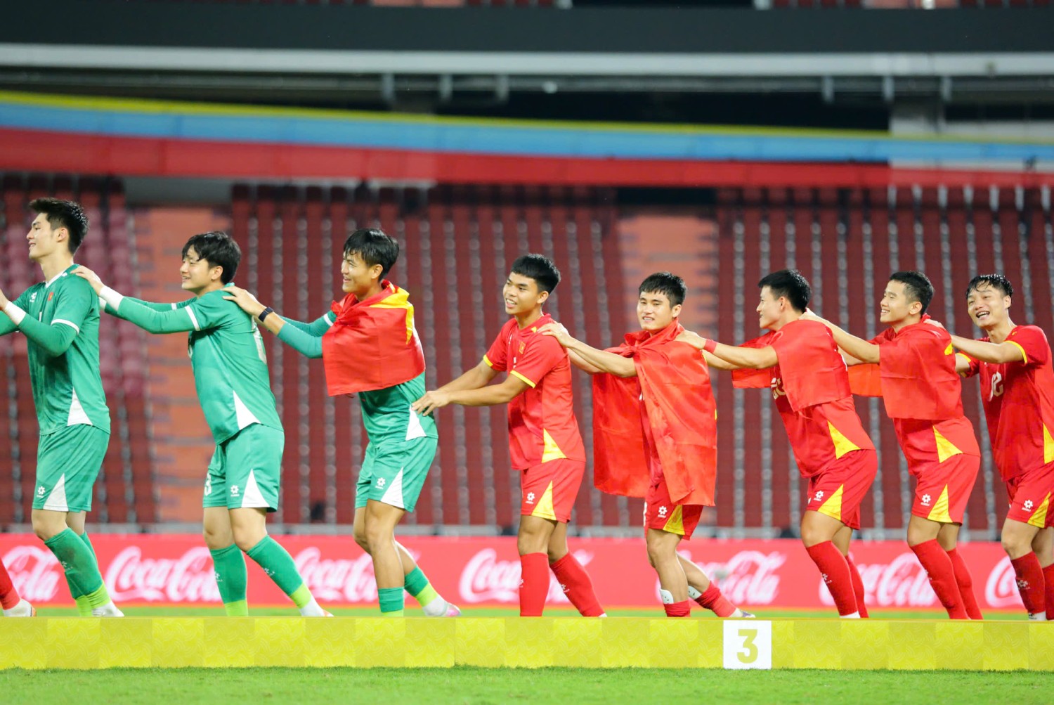 Các cầu thủ hân hoan bước lên bục nhận huy chương