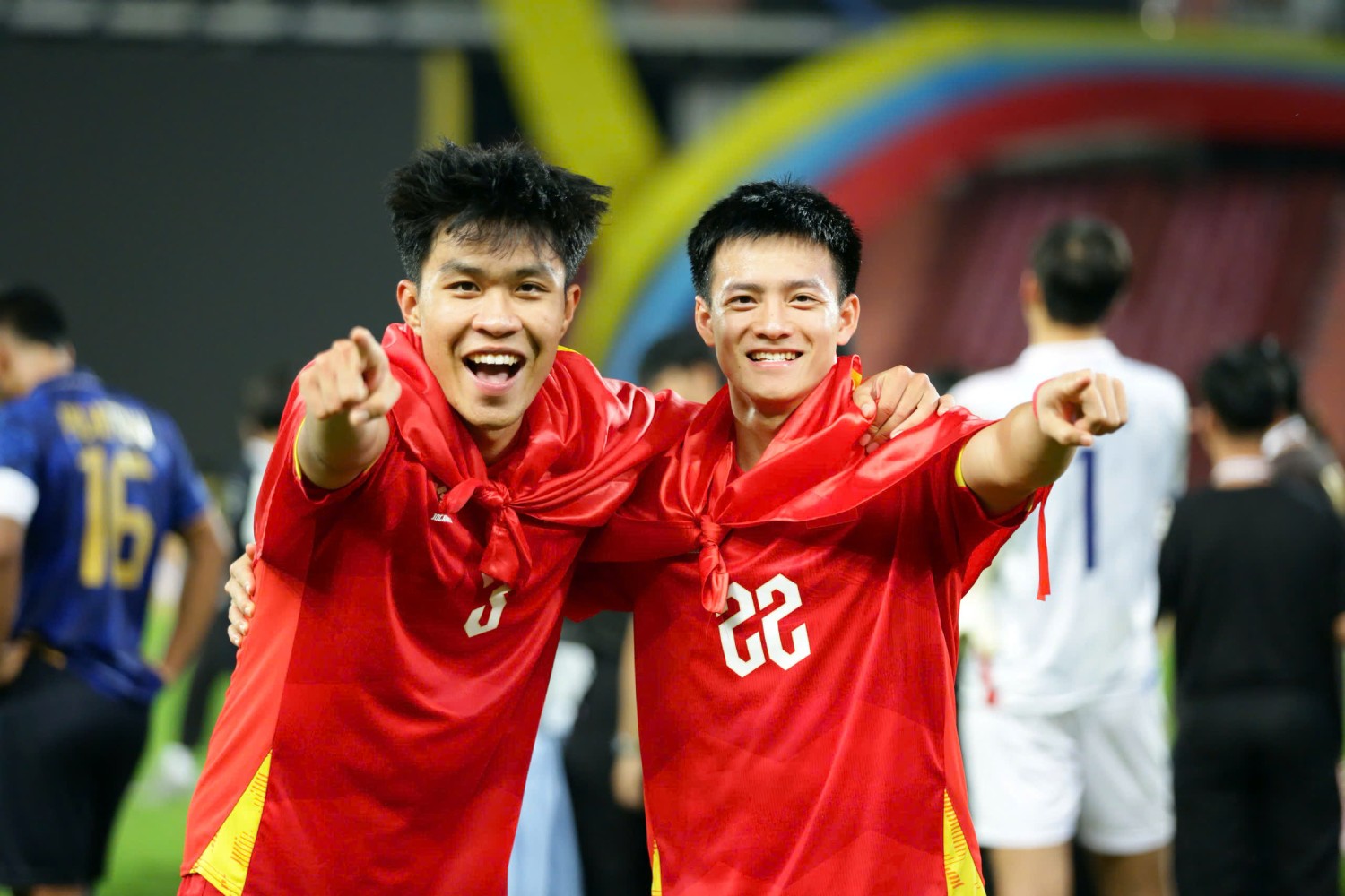 Khi tiếng còi mãn cuộc vang lên, "bữa tiệc" mừng chiến thắng của ĐT Việt Nam cũng chính thức bắt đầu