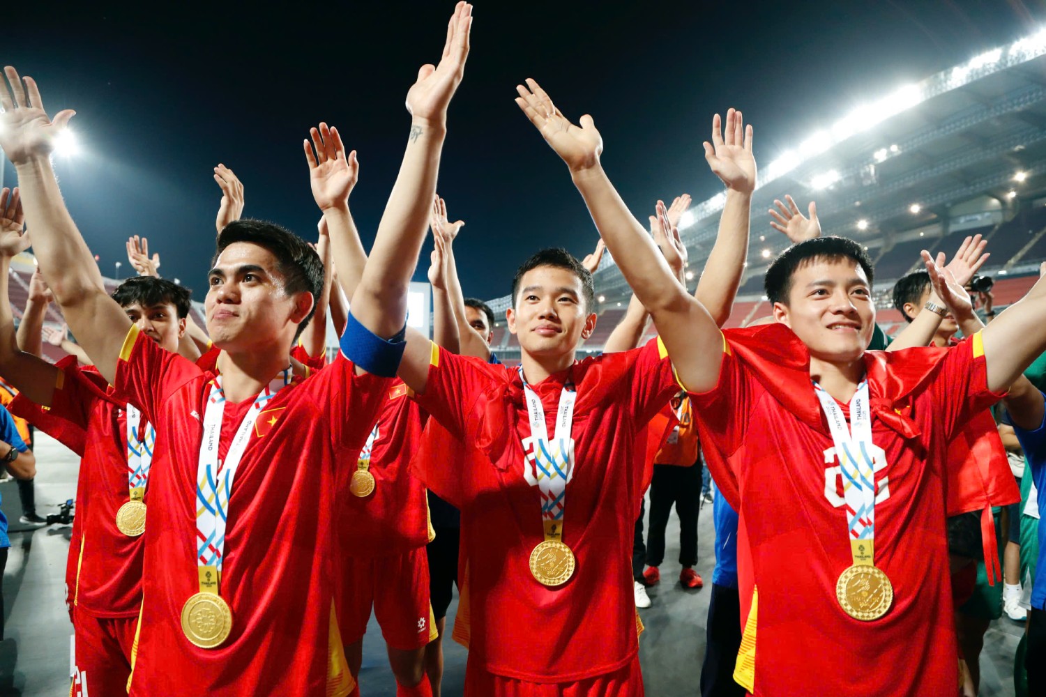 Các cầu thủ tri ân người hâm mộ lặn lội tới sân Rajamangala để hòa chung niềm vui chiến thắng sau 120 phút kịch tính 