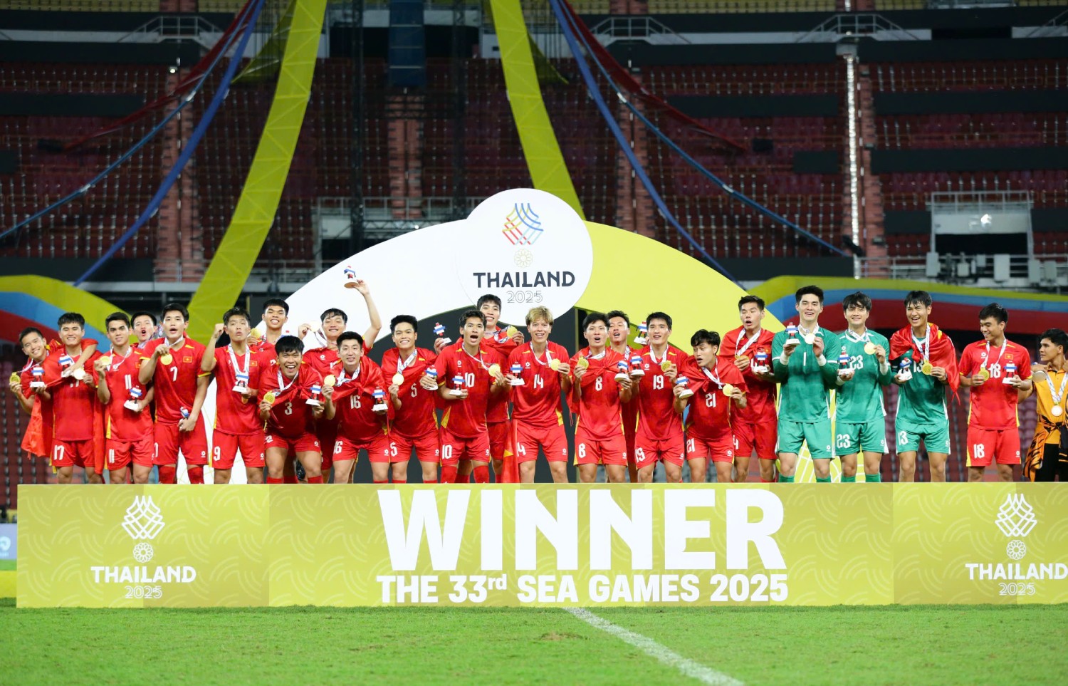 Toàn bộ thành viên, bao gồm quan chức, ban huấn luyện và các cầu thủ cùng nhau "khoe" huy chương vàng