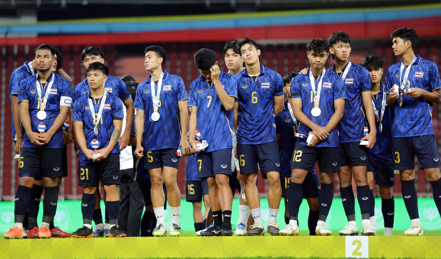 Dàn cầu thủ U22 Thái Lan ngậm ngùi nhận huy chương bạc. Dù đã 16 lần vô địch SEA Games, đội tuyển "Xứ chùa vàng" chưa thể bước lên bục cao nhất tại Đại hội thể thao Đông Nam Á kể từ năm 2017