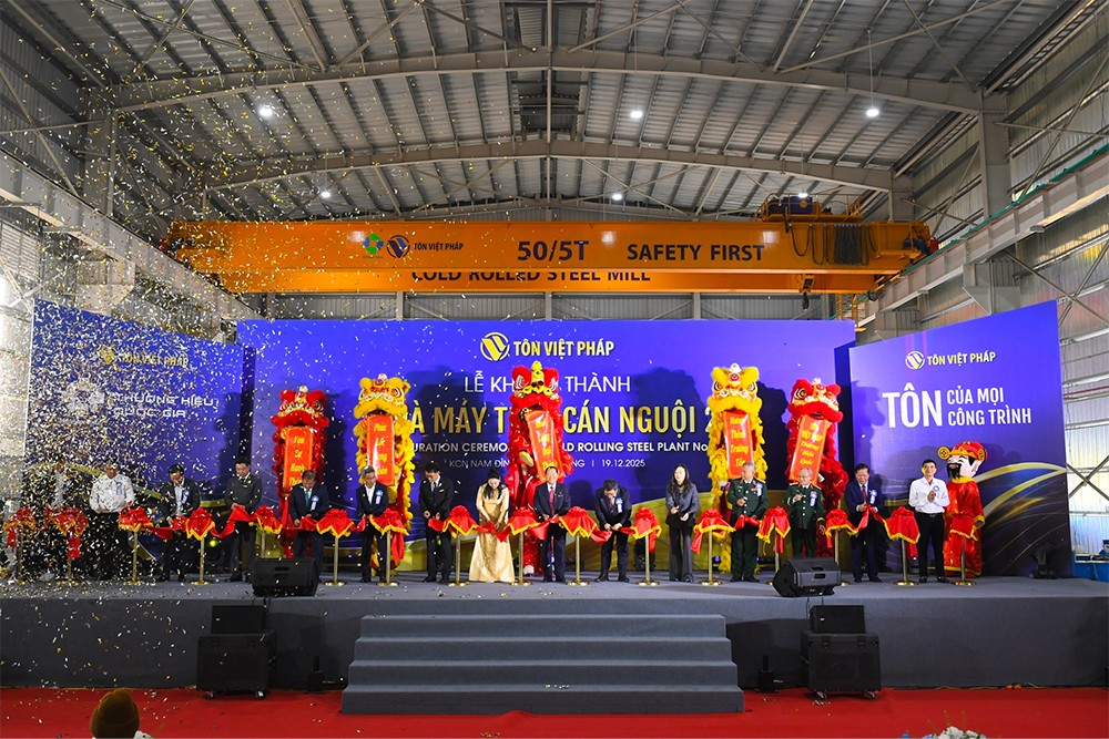 Lãnh đạo Tôn Việt Pháp thực hiện nghi thức cắt băng khánh thành Nhà máy Thép cán nguội số 2