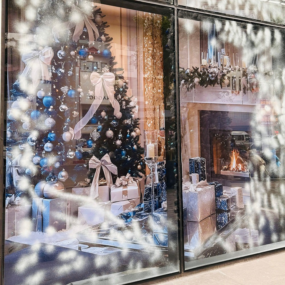 Không gian cửa hàng mang phong cách Giáng sinh Châu Âu nguyên bản, nơi khách hàng lưu giữ những khoảnh khắc sum vầy đáng nhớ. Ảnh: PNJ