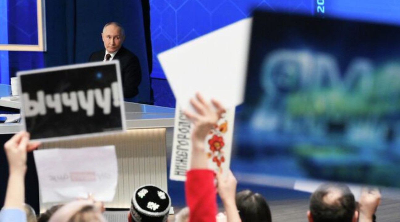 Ông Putin trả lời các câu hỏi trực tiếp. Ảnh: RN.