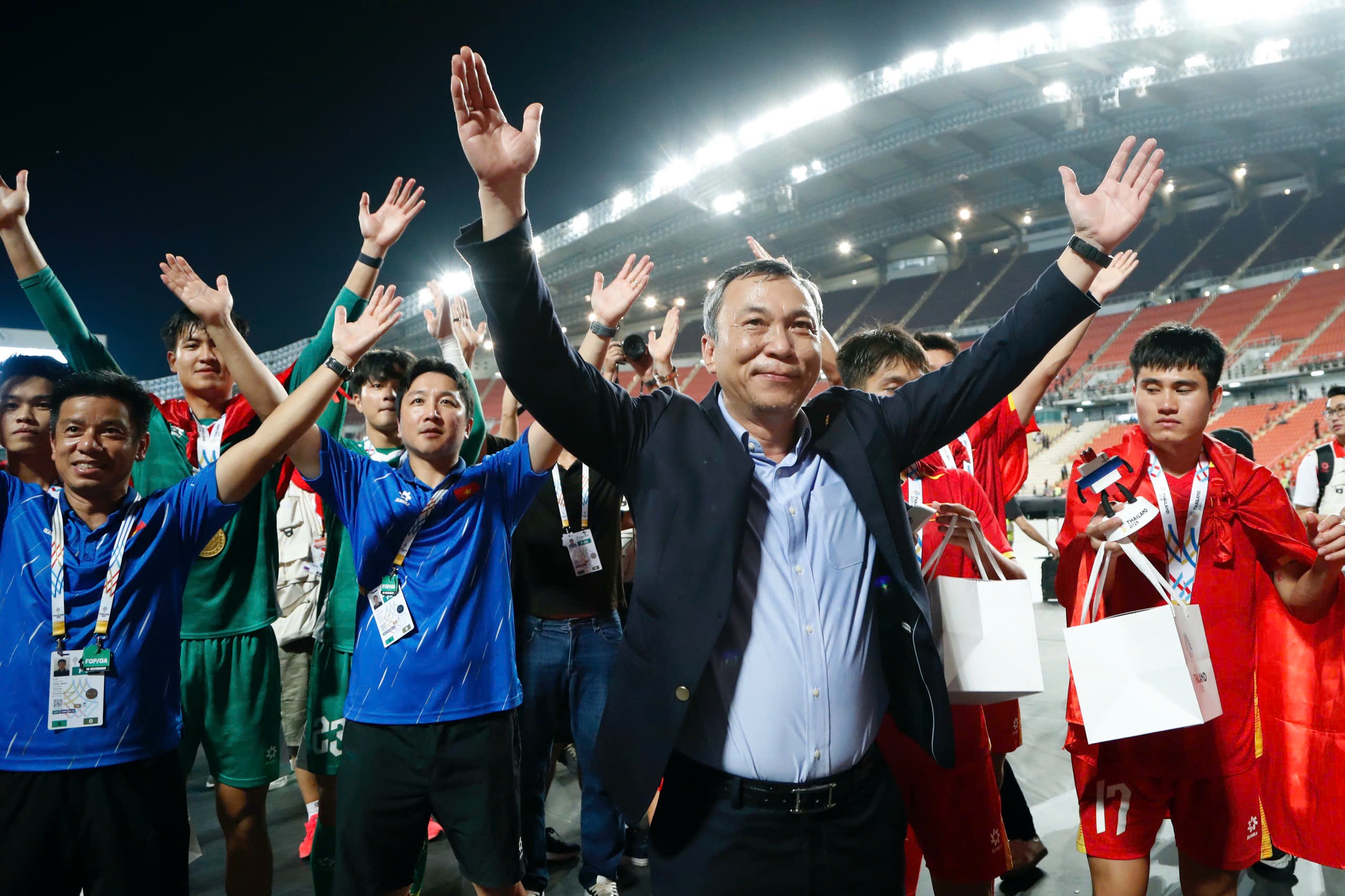 Chủ tịch Liên đoàn Bóng đá Việt Nam Trần Quốc Tuấn cùng các cầu thủ U22 Việt Nam ăn mừng cùng các CĐV