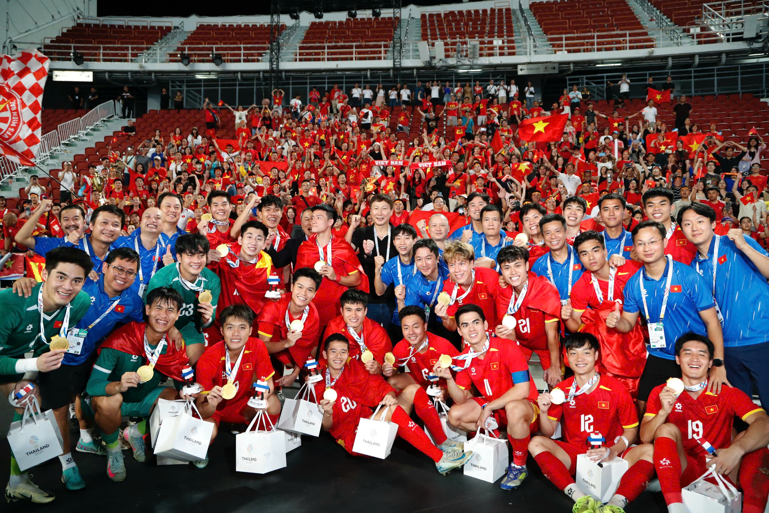 Toàn đội U22 Việt Nam chụp ảnh ăn mừng cùng các CĐV ngay tại sân Rajamangala