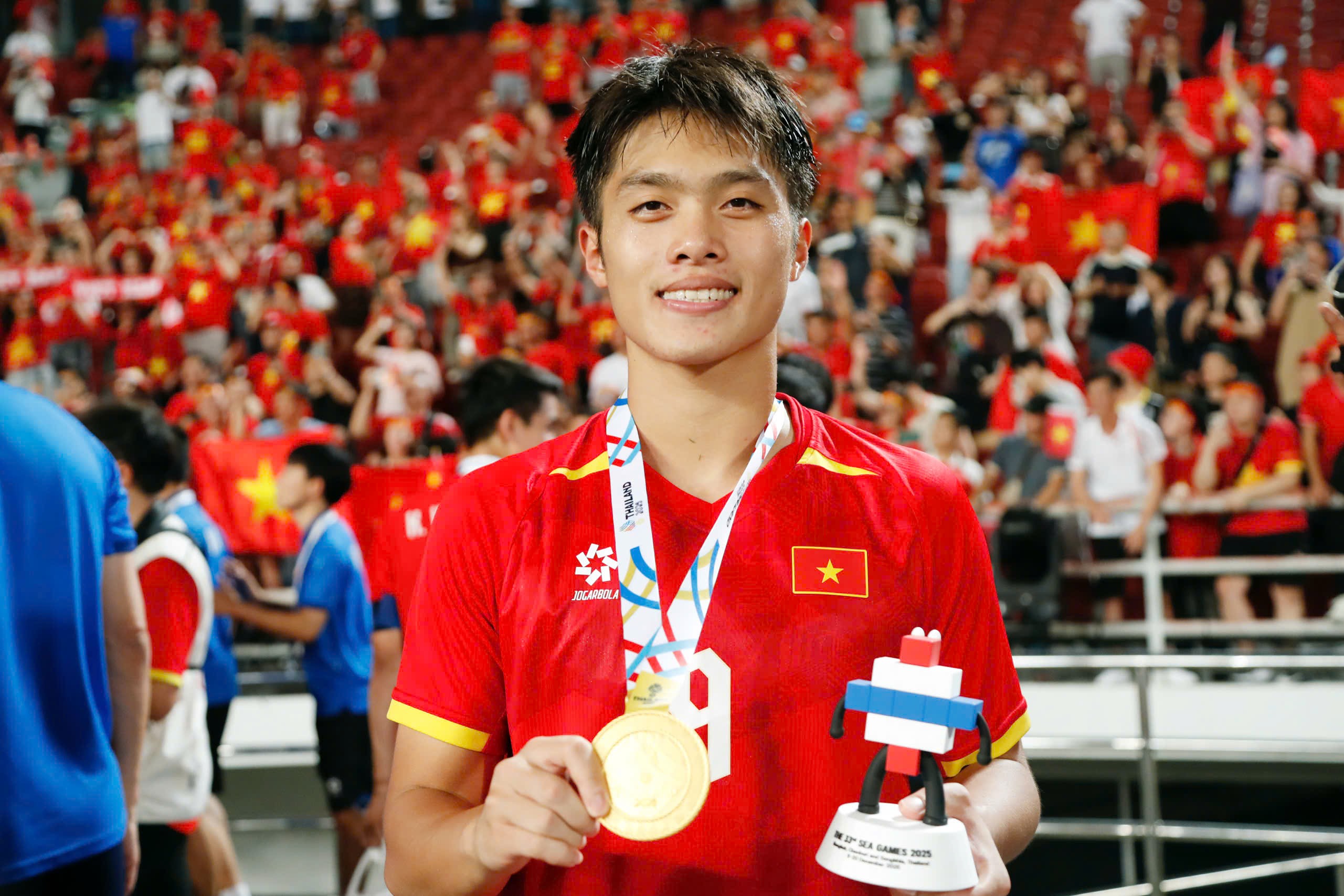 Tiền đạo Quốc Việt