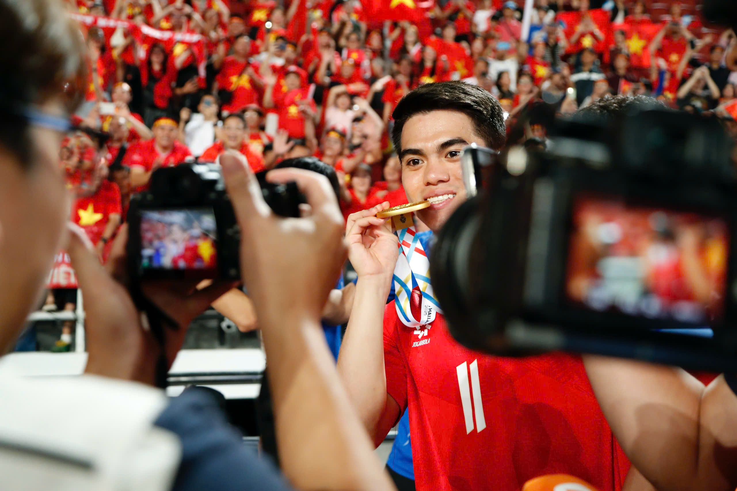 Tiền vệ Khuất Văn Khang