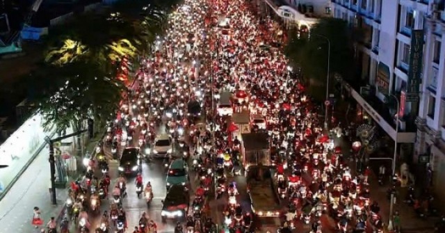 Dòng người tràn xuống đường ăn mừng chiến thắng...