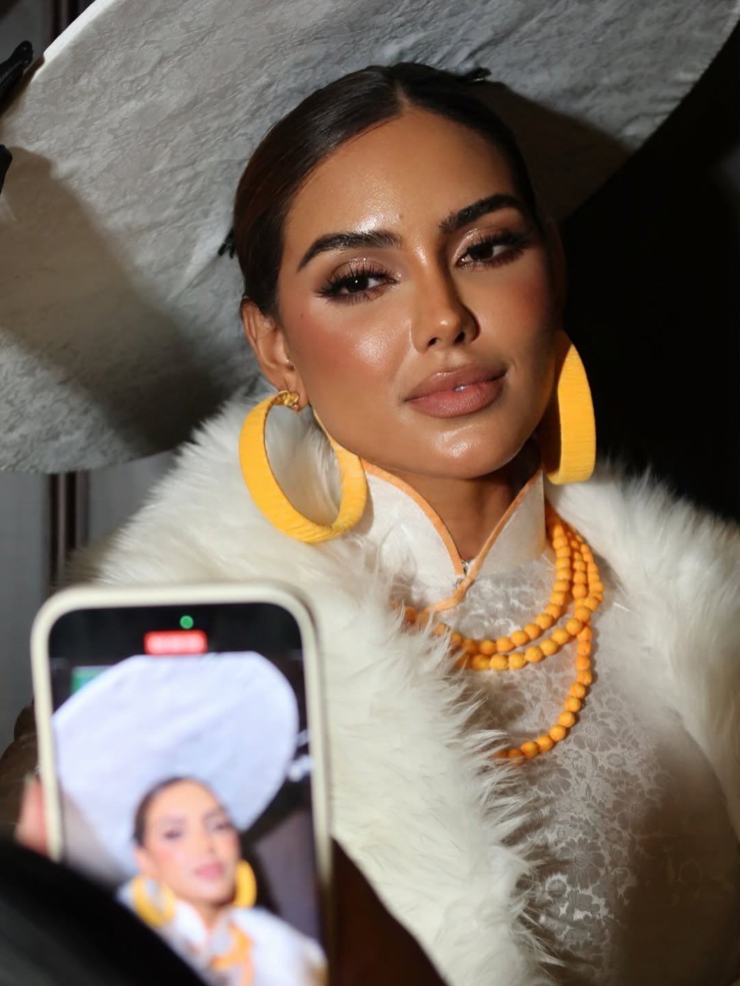 Gabriela Borges cá tính, hiện đại khi khoác lên mình trang phục áo dài Việt Nam.