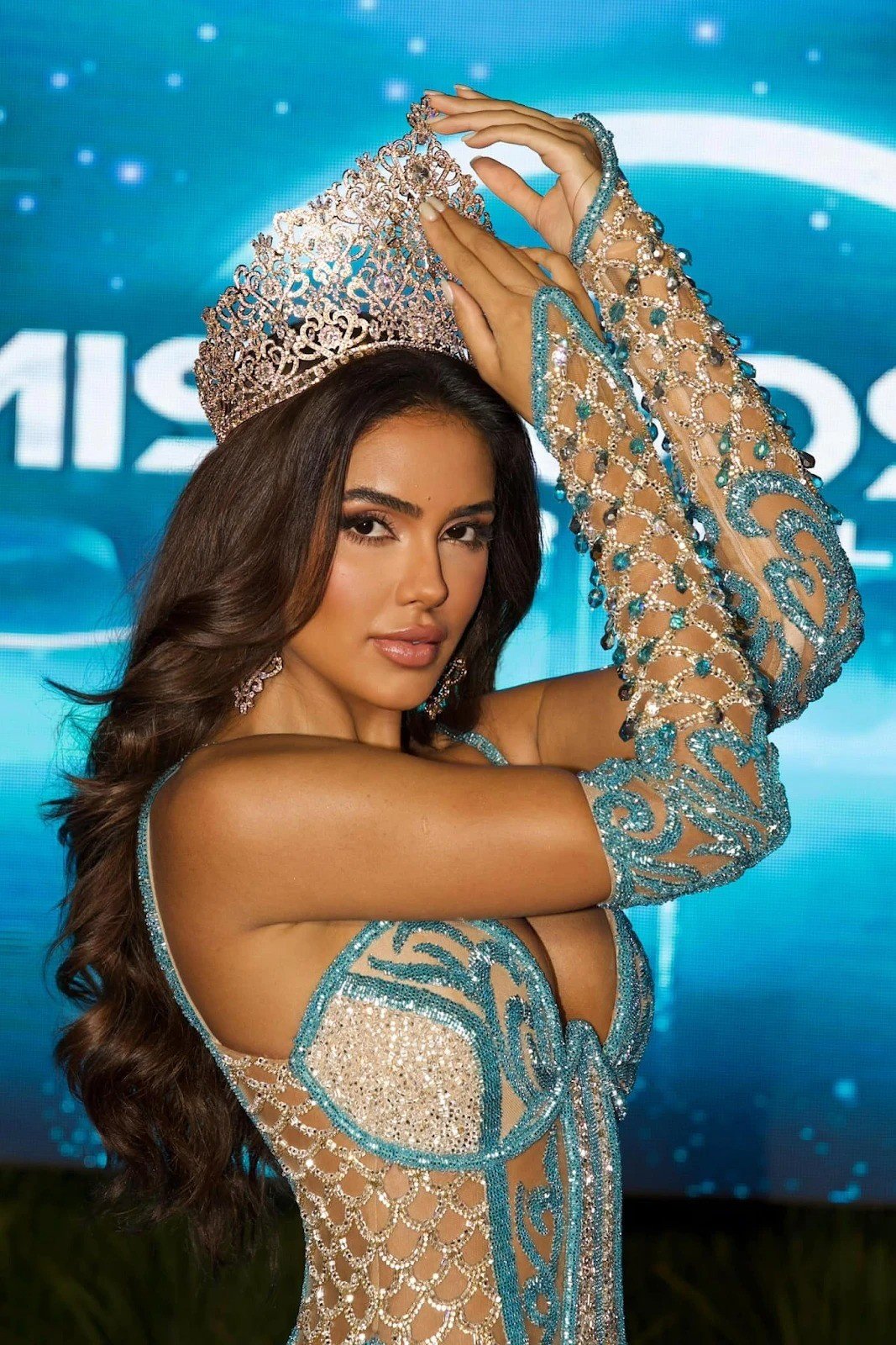 Gabriela Borges sinh năm 1998, cao 1,75 m. Cô đã tốt nghiệp ngành Khoa học Chính trị tại Đại học São Paul.