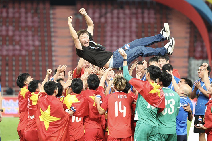 HLV Kim Sang Sik đi vào lịch sử bóng đá châu Á sau khi cùng U22 Việt Nam vô địch SEA Games 33 - Ảnh Như Huy