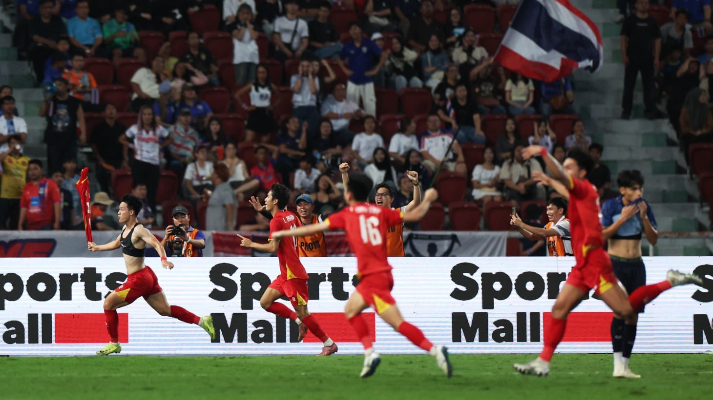 Các cầu thủ U22 Việt Nam ăn mừng khi lội ngược dòng thành công trước U22 Thái Lan trong trận chung kết bóng đá nam SEA Games 33. Ảnh: Reuters