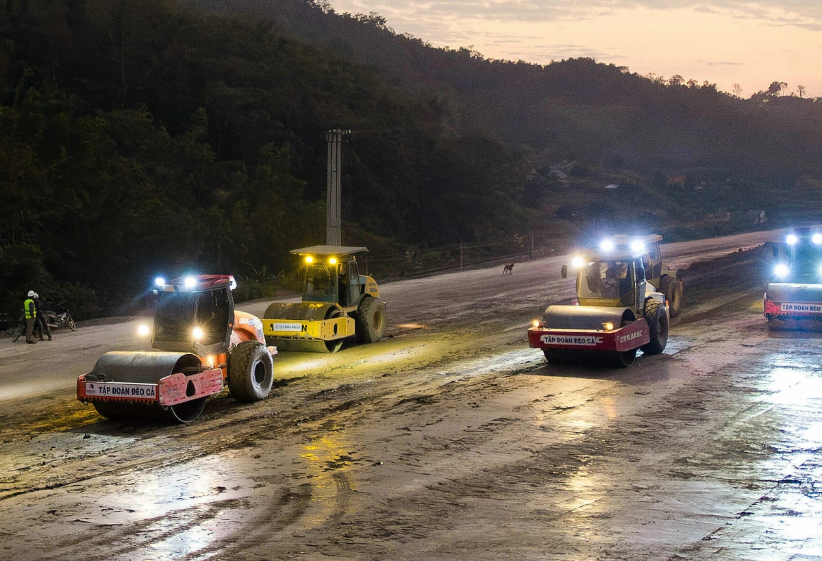 Các nhà thầu thi công ngày đêm trên công trường. Ảnh:&nbsp;Anh Duy