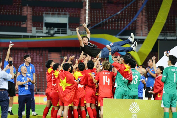 Dù liên tục bị nghi ngờ nhưng HLV Kim Sang Sik vẫn liên tục gặt hái vinh quang cùng bóng đá Việt Nam