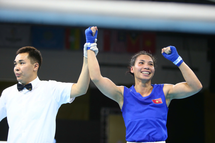 Hà Thị Linh (xanh) thắng võ sĩ Thái Lan, giành HCV cho boxing