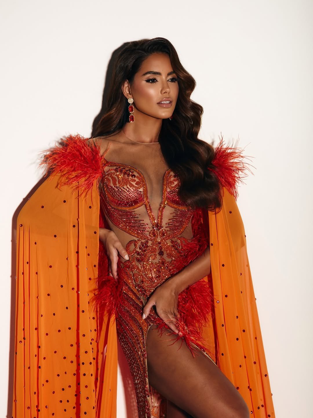 Gabriela đã tham gia nhiều chiến dịch hỗ trợ trẻ em có hoàn cảnh khó khăn ở Brazil, cung cấp sách vở, dụng cụ học tập và tổ chức các lớp học miễn phí. Ngoài ra, cô cũng tích cực tham gia các hoạt động bảo vệ môi trường, đặc biệt là chiến dịch Hành động vì Amazon, nhằm nâng cao nhận thức cộng đồng về cháy rừng và suy thoái sinh thái.