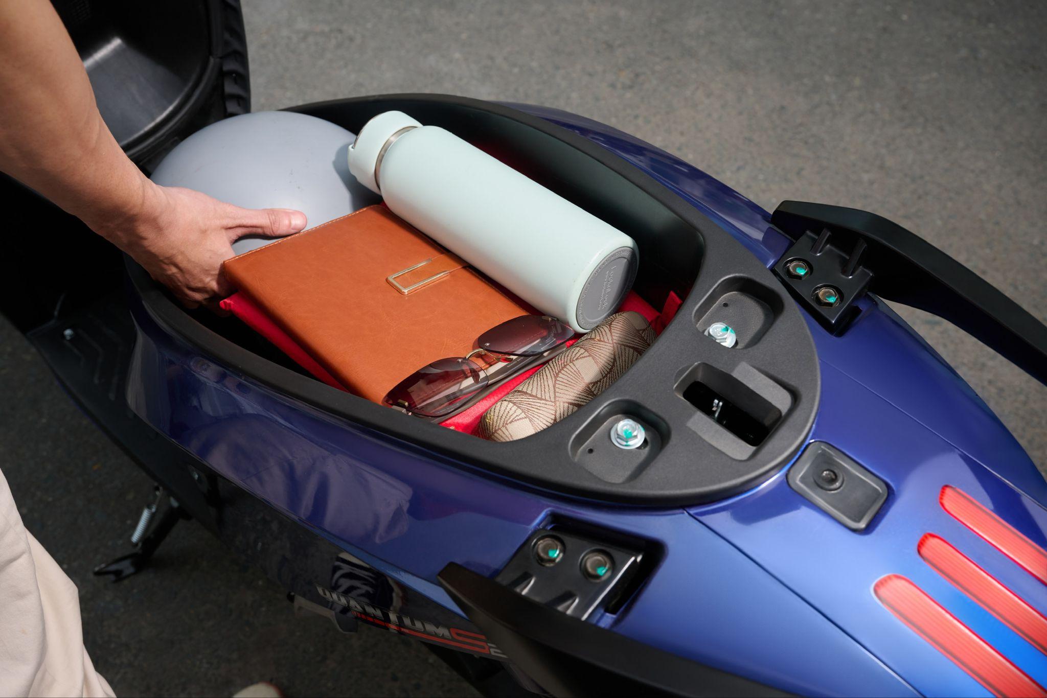 Cốp sau xe điện Dat Bike rộng tới 44 lít cùng 2 cốp phụ phía trước