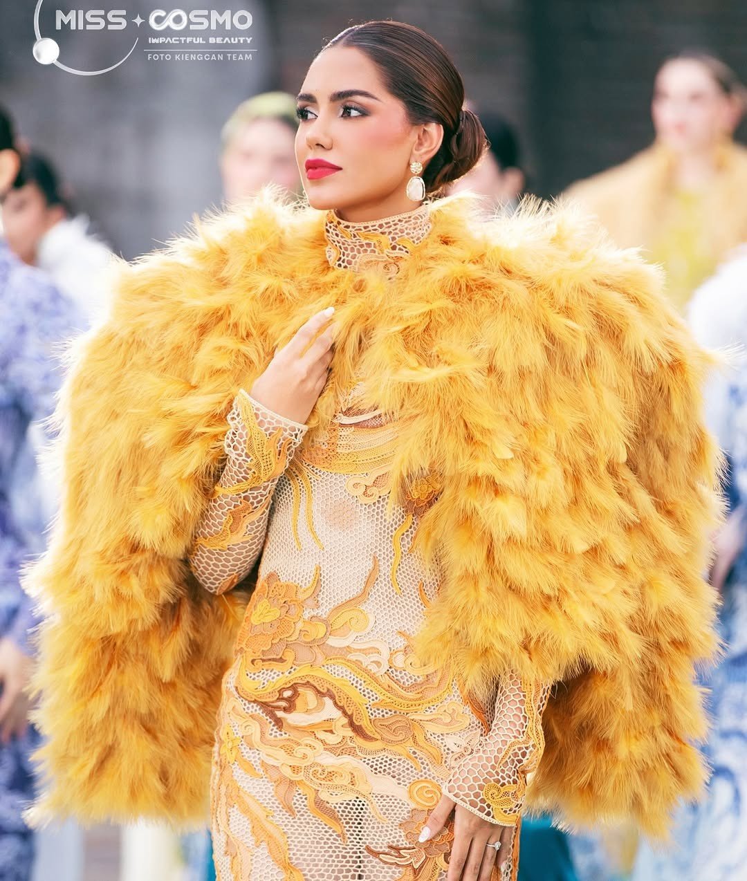 Người đẹp Brazil được đánh giá cao ở khả năng trình diễn, biểu cảm trên sân khấu. Cô gây ấn tượng khi trình diễn thiết kế tông màu vàng, thêu họa tiết rồng trong show trình diễn ở cố đô Huế.