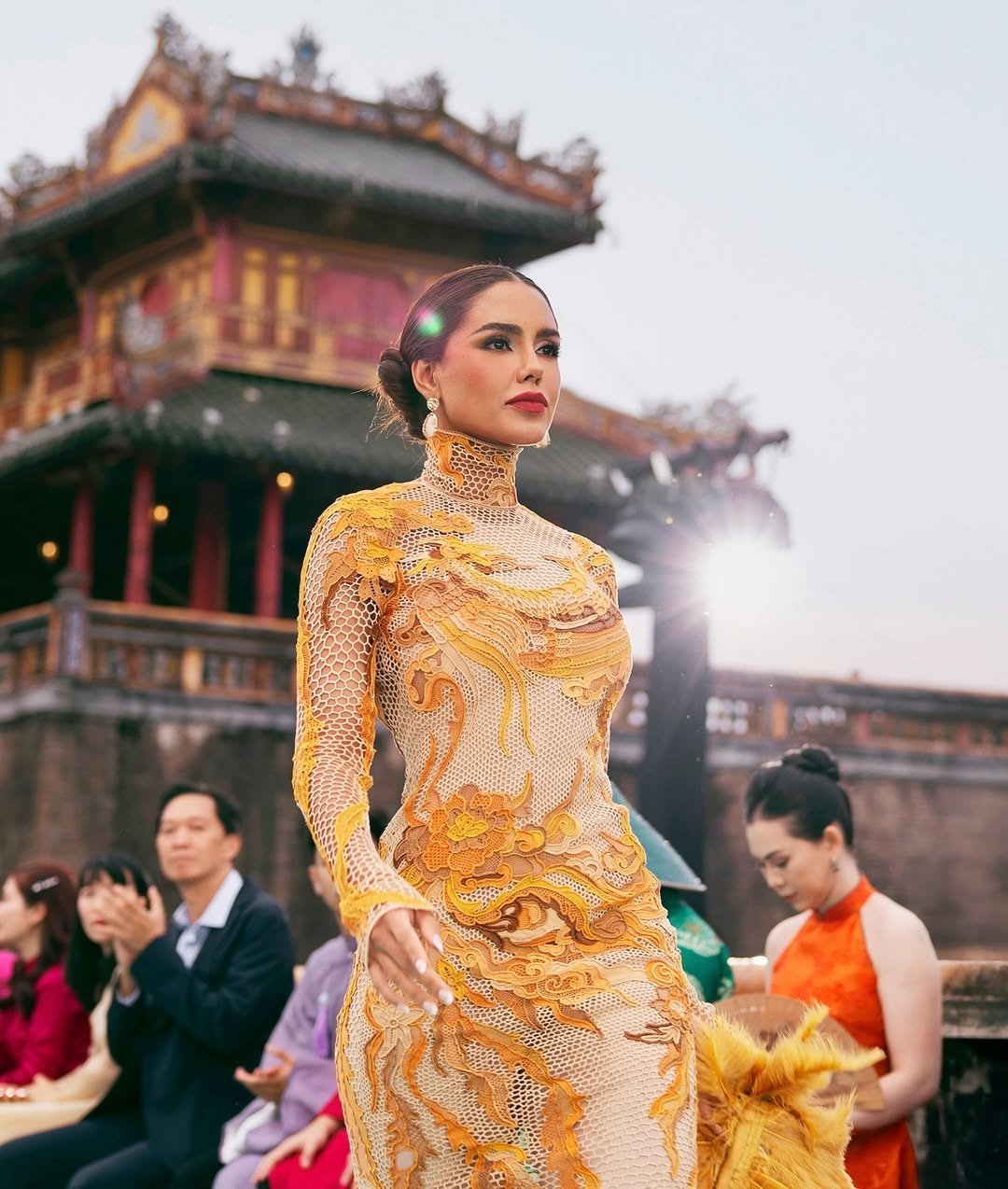 Người đẹp Brazil được đánh giá cao ở khả năng trình diễn, biểu cảm trên sân khấu. Cô gây ấn tượng khi trình diễn thiết kế tông màu vàng, thêu họa tiết rồng trong show trình diễn ở cố đô Huế.