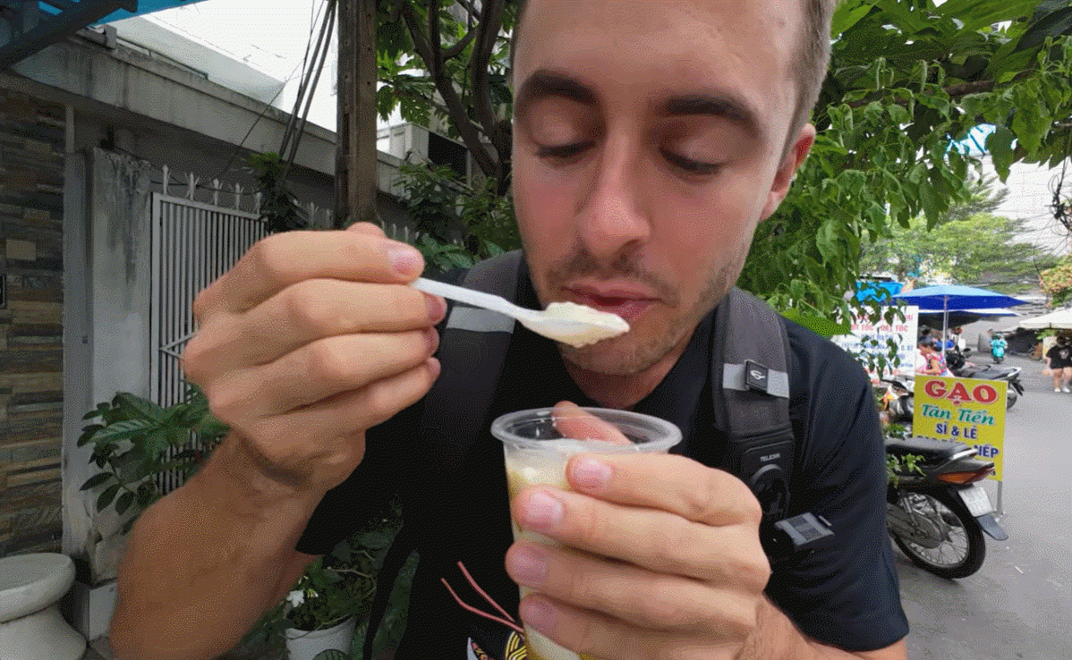 Vị khách Tây khen tào phớ mềm mịn như tan trong miệng, có thêm gừng nên càng phù hợp để thưởng thức khi bị đau họng.