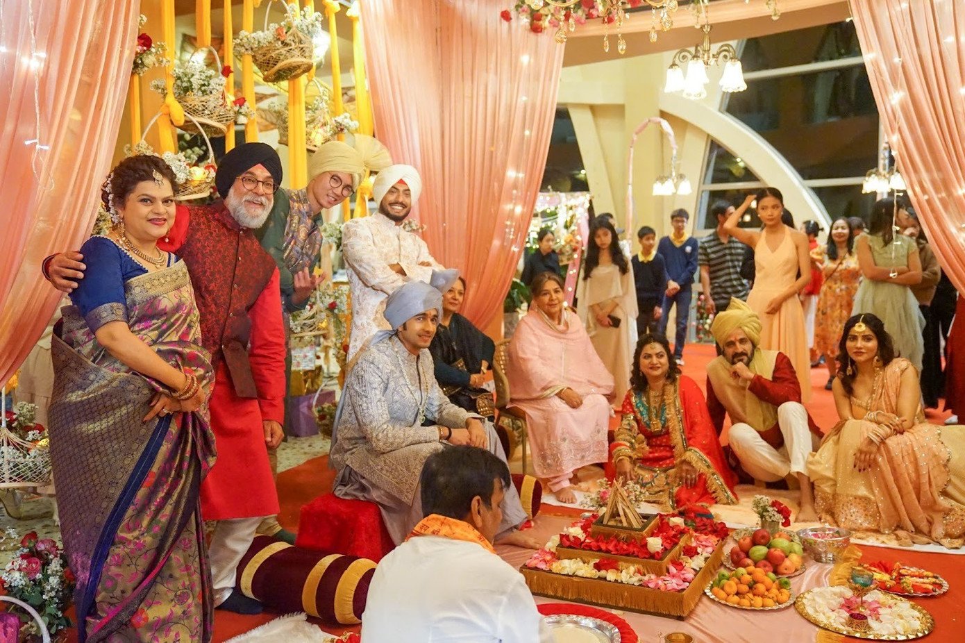 Hôn lễ trong phim Vạn dặm yêu em kéo dài 7 ngày 7 đêm, quy tụ hơn 100 diễn viên Ấn Độ, và gần 500 diễn viên quần chúng Việt Nam.