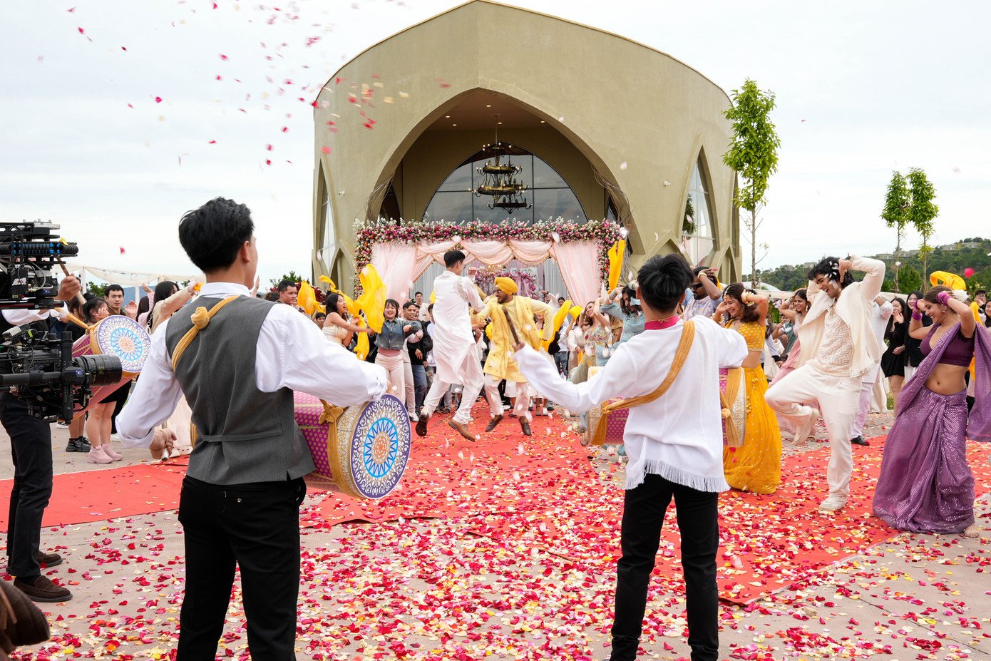 Hôn lễ trong Vạn dặm yêu em không chỉ tái hiện một nghi lễ trang trọng mà còn là thể hiện nét văn hóa độc đáo của người Ấn Độ.