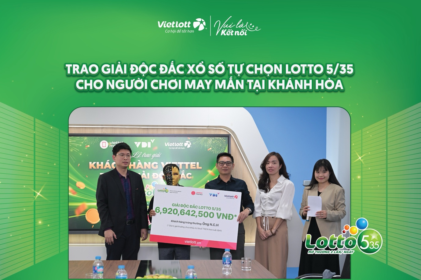 Anh N.C.H (Khánh Hoà) nhận giải Độc đắc của Lotto 5/35 tại lễ trao giải. (Ảnh: DNCC)
