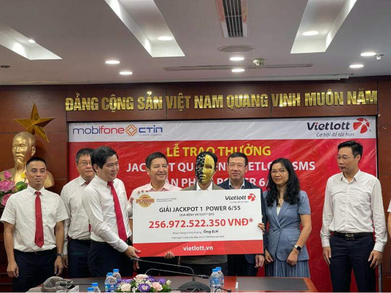 Ông Đ.H hiện đang nắm giữ mức giải thưởng kỷ lục trúng qua kênh điện thoại của Vietlott. (Ảnh: DNCC)
