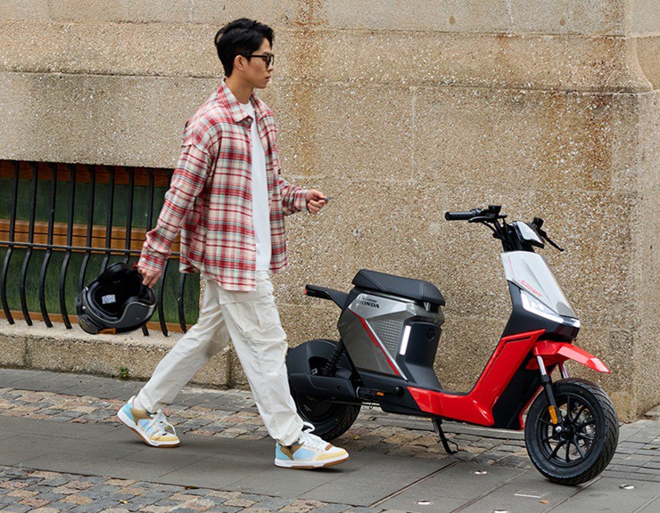 Xe máy điện Honda S09R siêu gọn nhẹ, pin lithium đi 80 km/lần sạc - 1
