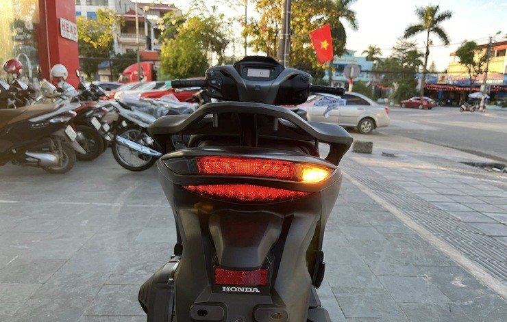 Honda SH 2026 thế hệ mới về đại lý với giá "rẻ" chưa từng có - 4